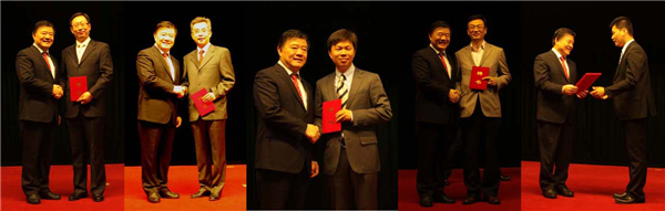 在“欧美同学会医师协会”成立大会上，陈竺会长为新入会的学长颁发证书。